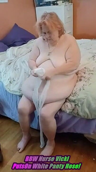 İri güzel hemşire Vicki senin için beyaz külot hortumu giyiyor!