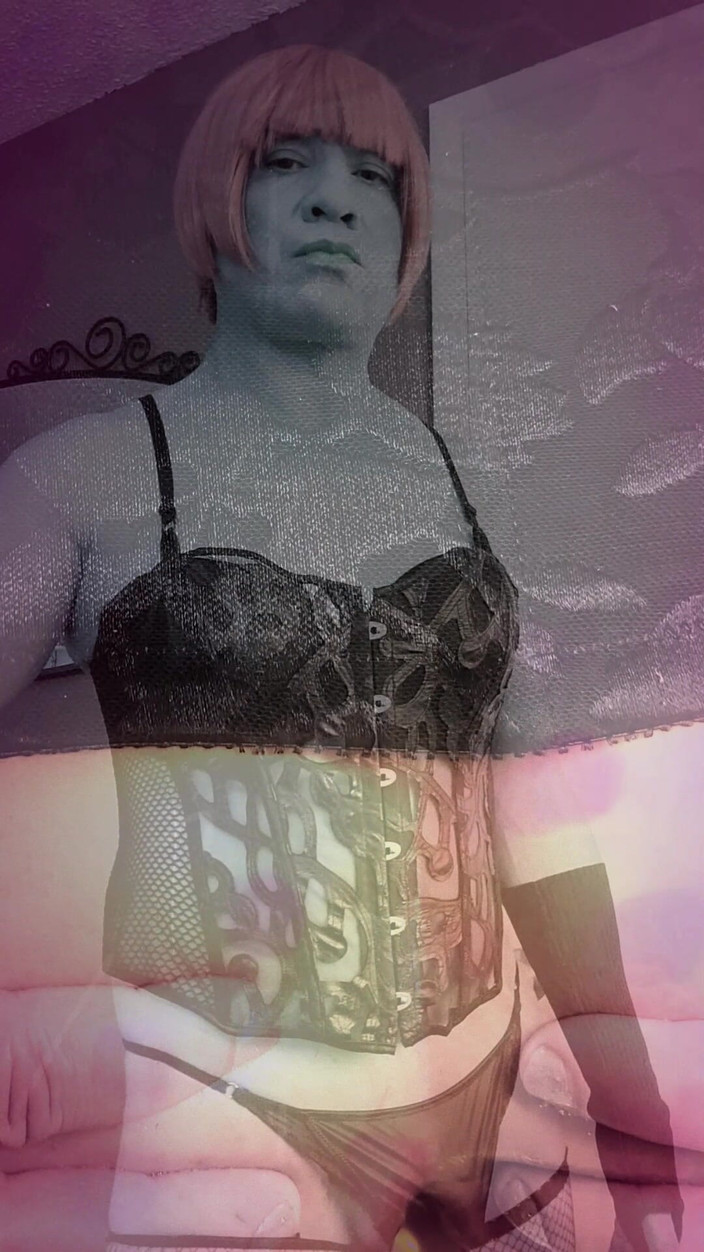 kandiKane: Сексуальна бразильська сіссі транссексуал накачує свою тугу маленьку дупу трубою, порномузикальне відео