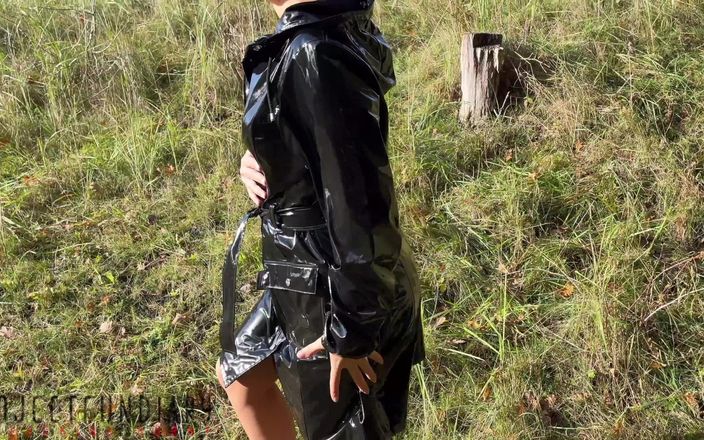 Projectsexdiary: Chica exhibicionista recién vestida con impermeable follada en primer plano...