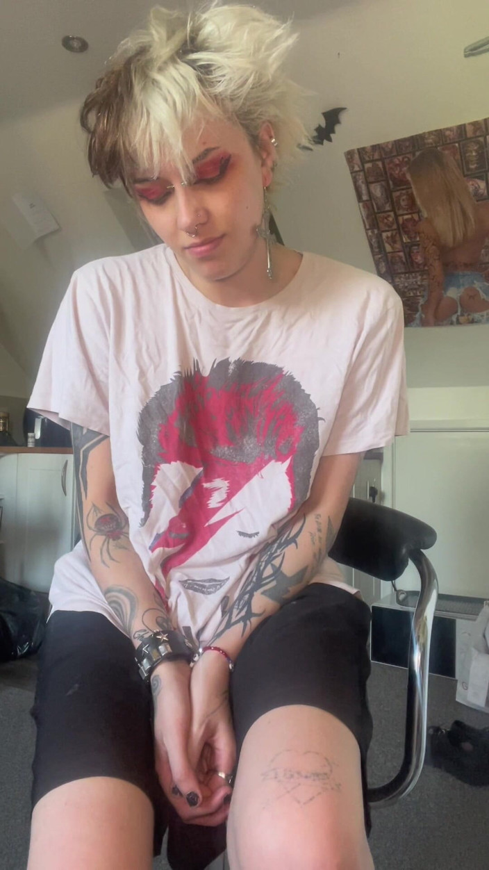 Glitterqueen1999: Hubená Goth s obrovským břichem a rychlým těhotenstvím v kanceláři...