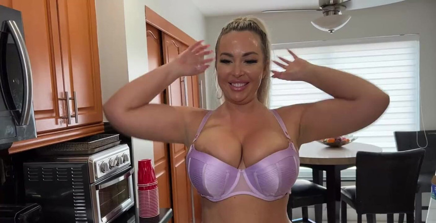 J-Mac: PAWG Blonde Babe Callie Brooks zostaje przyłapana w kuchni bez...