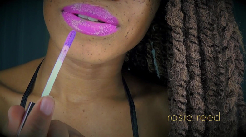 Rosie Reed: Machteloos tegen fuchsia lippen - roze lippenstiftfetisj met godin Rosie Reed...