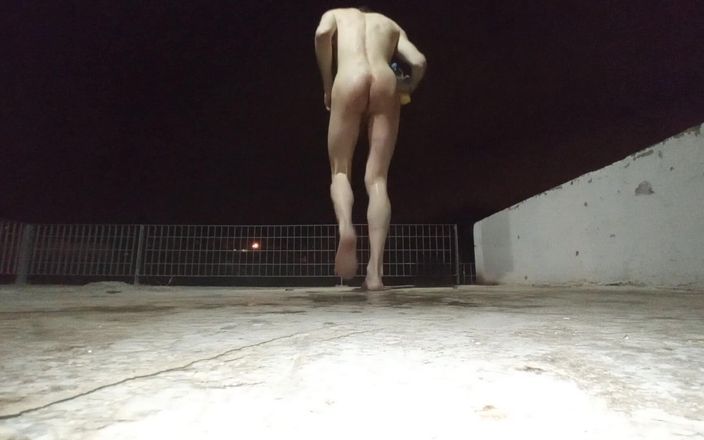 Dan Eagle: Douche de pisse et éjaculation à poil dans la rue