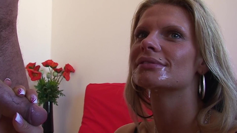 Porno Cloud: Milf Mona y su refresco de esperma