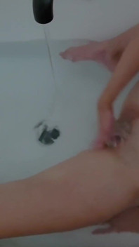 Plachá Hubená Zrzka Masturbuje Po Svlékání