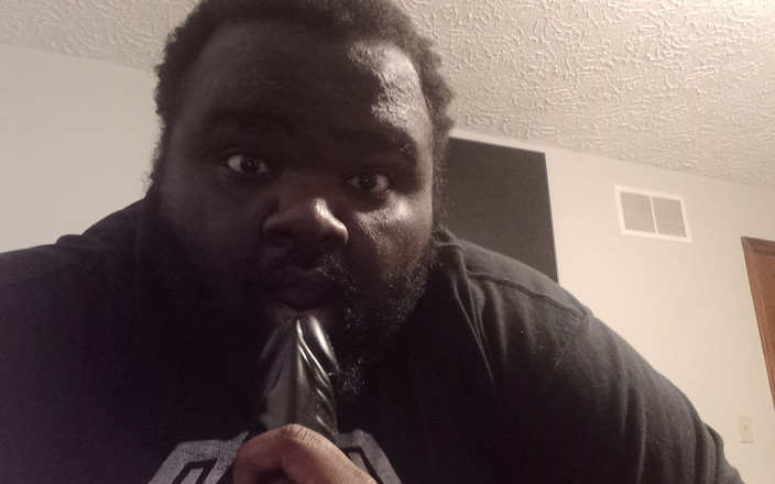 Andrew Adams: 黒ディルドで11分間弄んだ