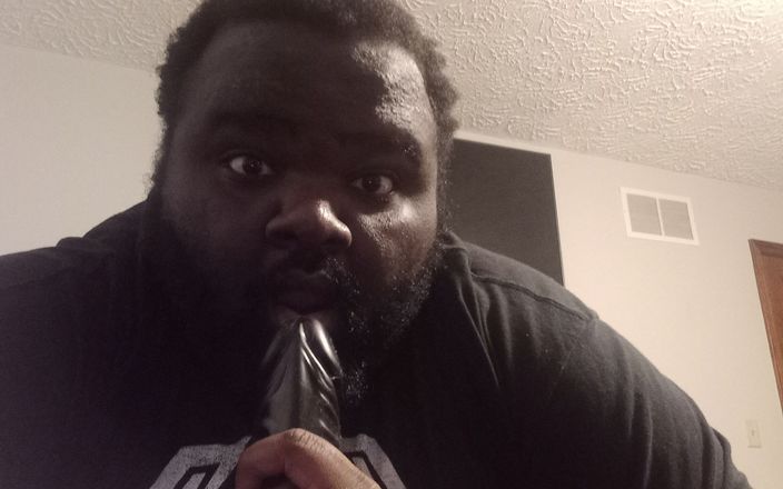 Andrew Adams: Aku lagi asik mainin dildo ukuran kontol raksasa pria kulit...