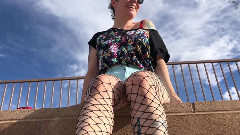 Nikki's Fetishes: Suceuse pour des chaussettes puantes, adoration du public