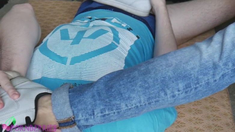 Ethan Alex: Un intenso footjob dai jeans di un ragazzo sudato