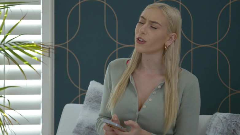 Reality Junkies: Babysitter con tette grandi scena 2: la tettona ama il cazzo