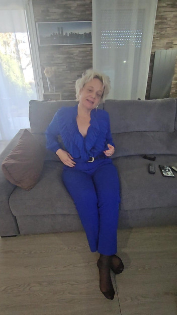 Sofy13: Saya bermain babi kecil saya dengan melekat