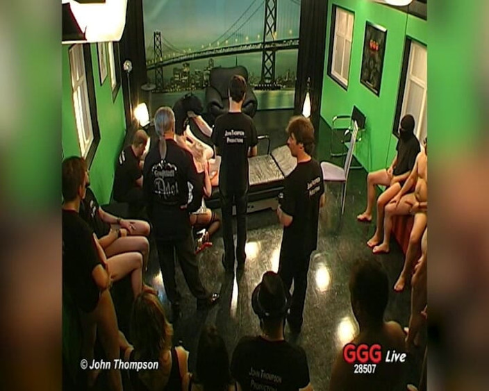 FUCK PARTY XXX and VINTAGE PARTY: Vivian menghisap zakar dalam gangbang ggg secara langsung dan mengambil...
