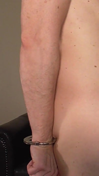 Reuzes vernedering knie trapt aftrekken!