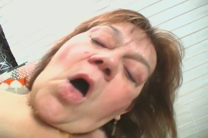 Mature Climax - 100% Mature Videos: Selvagem avó em meias pretas mostrando seus movimentos sensuais