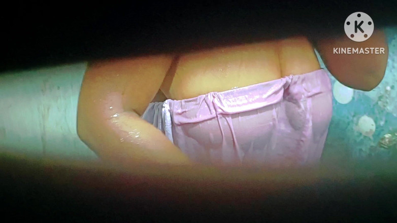 Sweethoneybgl: Büyük memeli kız üvey erkek kardeşini gözetlediğini görünce banyo yapıyor ve...