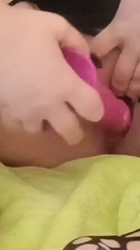 Com tesão milf fode buceta com grande consolo orgasmos em meia-calça sexy