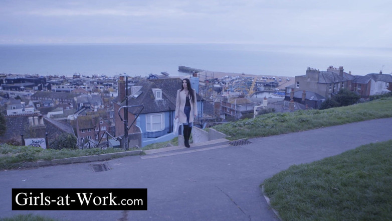 Girls At Work: Prima seară de libertate