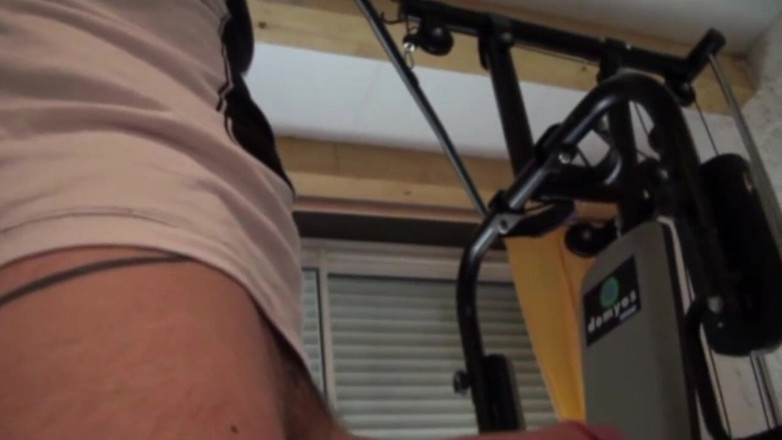 Gaybareback: Gay etero viene ciucciato e scopato nella stanza della masculazione