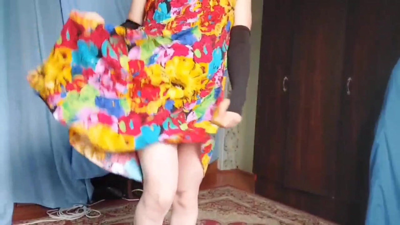 Kitty_Cross: Симпатичный шмель, слегка поднимая юбку в нежный ветер