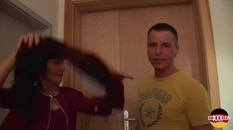123XXX - 100% Amateurs: After a Brief Chat, the Sexy Brunette Explains Who Rides...