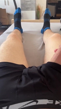 Mladý Twink. Maturbuje velký péro. Sexy mladá studentka hodně stříká, velká nálož