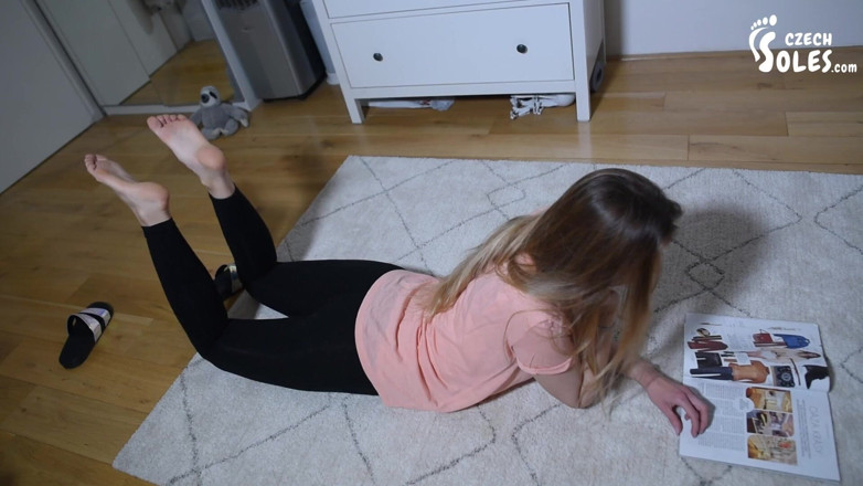 Czech Soles - foot fetish content: POV를 맨발로 괴롭히는 체코 긴 발