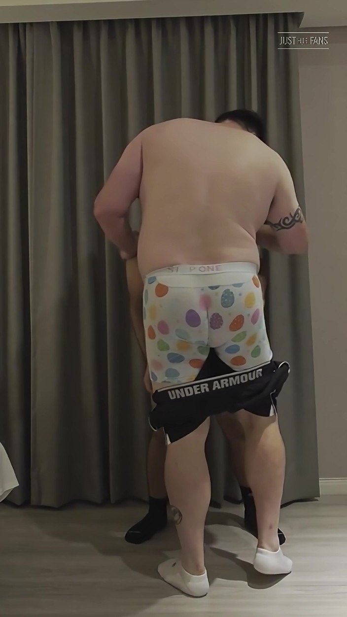 uktattooedchub74: เปลื้องผ้ากันและกัน ตอนที่หนึ่ง