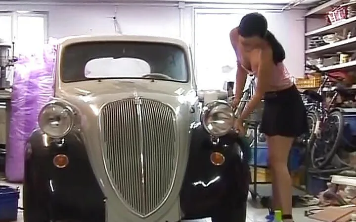 Deutsche XXX Filme: Dark-haired German Doll Fucked by the Oldtimer Car