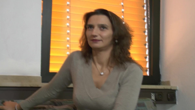 Deutsche Frauen: Stunning German MILF masturbates in solo action