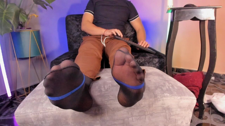 Mr Feet Colombia: 대학 교사가 집 소파에 앉아 발을 가구에 올려놓고 편안히 쉬며 그 발을 사랑합니다