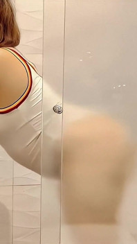 Nicole's Steamy Shower avsugning - tjock gudinna blir våt, tvålig och suger dig torr