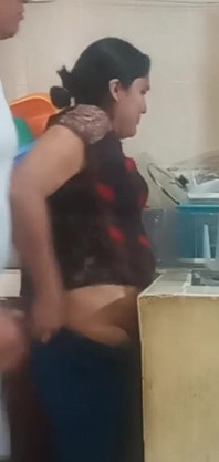 Empregada doméstica fodendo e chupando quando minha esposa está distraída