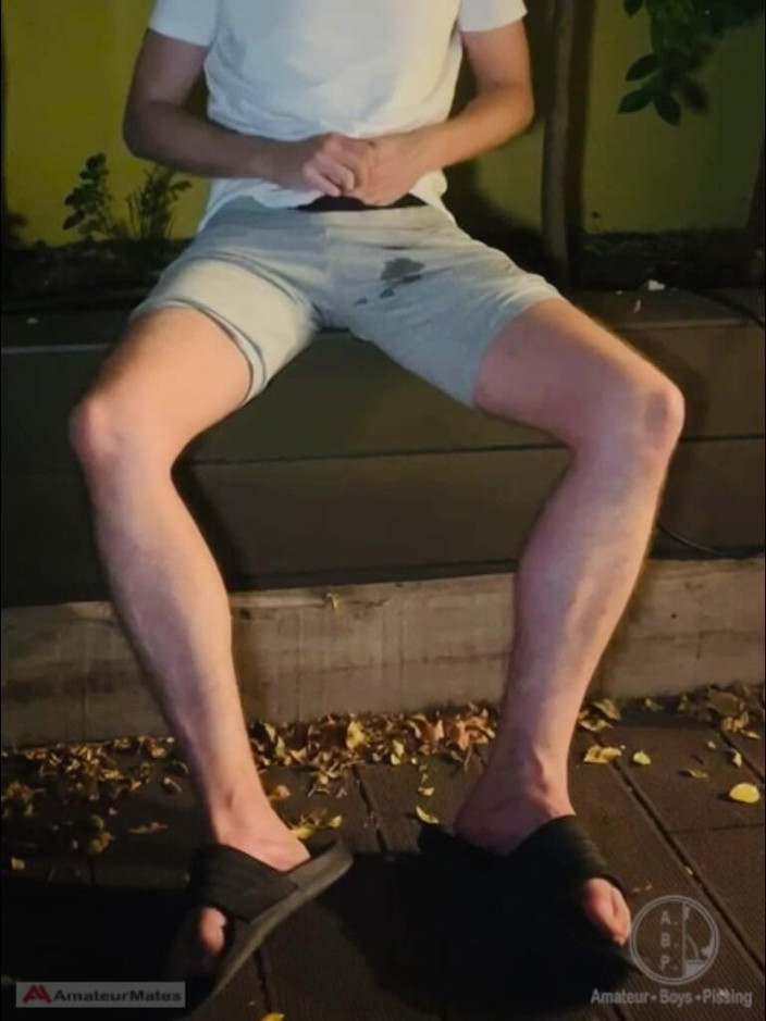 AmateurBoysPissing: Twink amatur di Adilette Sandals membasahkan dirinya di taman dan...