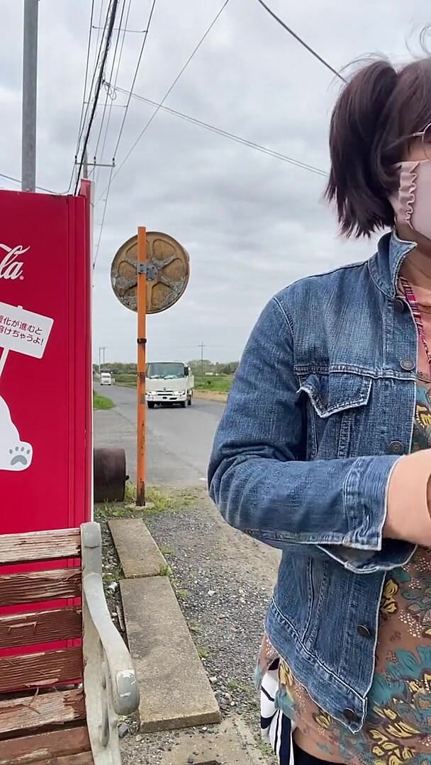 megu2002: No. 201: Buying Tea From a Vending Machine
