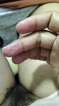 Lucky Kik muestra su coño mojado