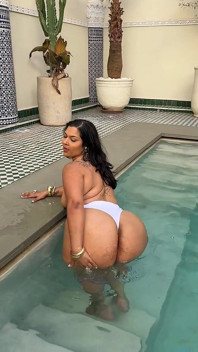 BBW Balanceándose En La Piscina Con Un Culo Enorme. Culo Regordete Mojado Aplaudiendo Al Aire Libre
