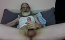 Jerkin Dad: Bunicul își masturbează penisul mare