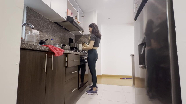 scarlettandc: レズビアンの義理の姉が、汚れた服を洗うのを手伝ってくれる