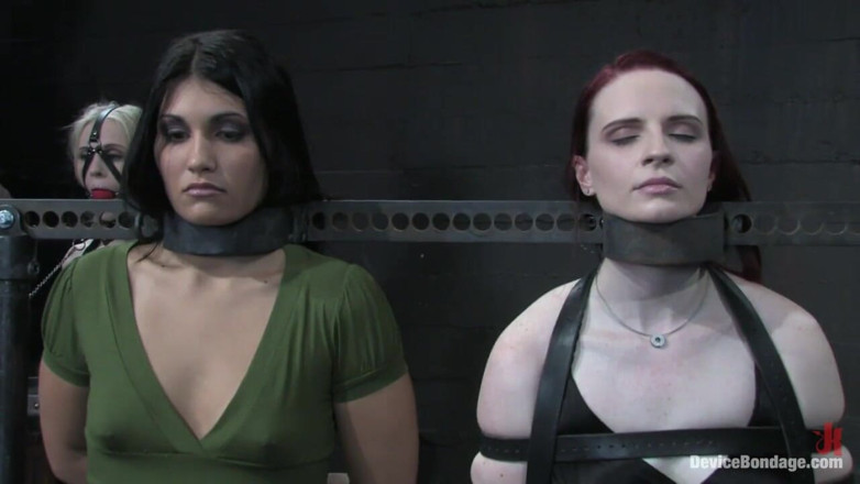 Device Bondage by Kink: Trei modele suferă în genunchi în direct, partea 1