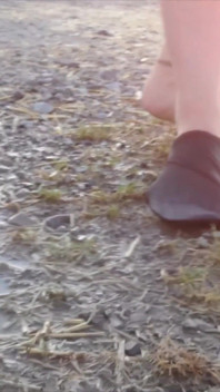 Collants Brillants Et Chaussures De Plage Dans La Flaque
