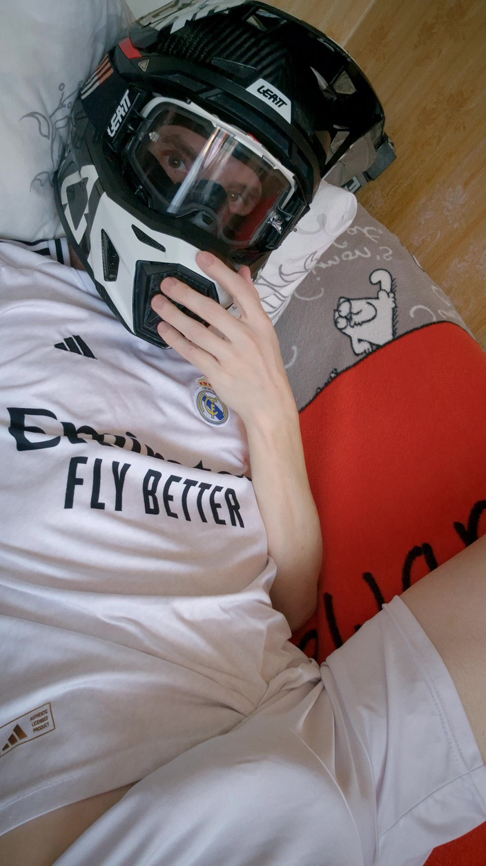 Sneakersmax98: Il ragazzo indossa un'uniforme da calcio e mi sborra mattutina