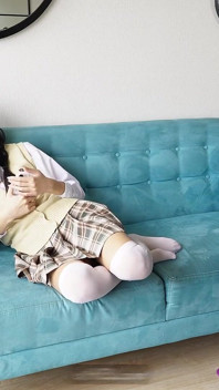 Učitel dává své asijské studentce lekci, jak být pornohvězdou