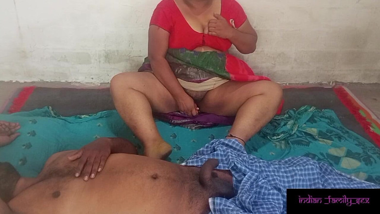 Indian IFS: Stiefmutter masturbiert mit karotte und wird von stiefsohn erwischt