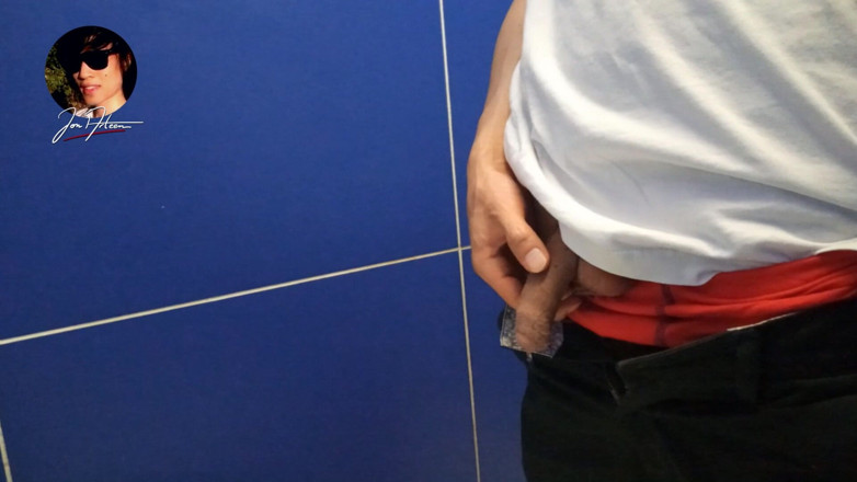 Jon Arteen: Gay twink kencing, masturbasi penisnya dan ejakulasi sperma di toilet