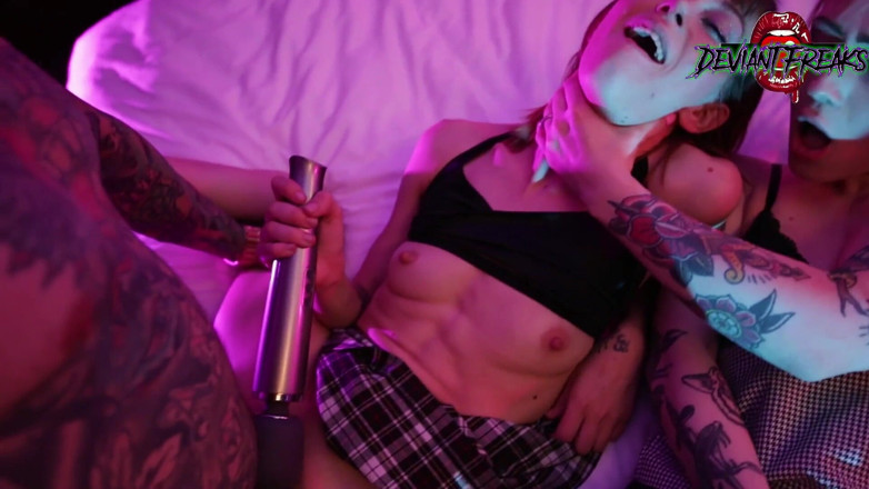 Deviant Freaks: Naughty collge girls anal sexo a três - BabySid, Alexa Nova, &amp;hellasl00tz (Mr...