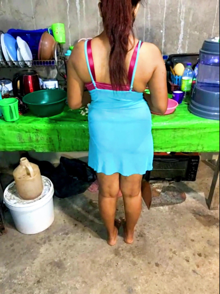 Tiyana: 요리하는 동안 남편에게 보지를 핑거링하는 발정난 마누라