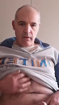 Můj tvrdý penis si hodně užívá masturbaci