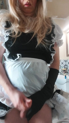 Cindy Belfast: Naughty Sissy-maid Cums on Duty