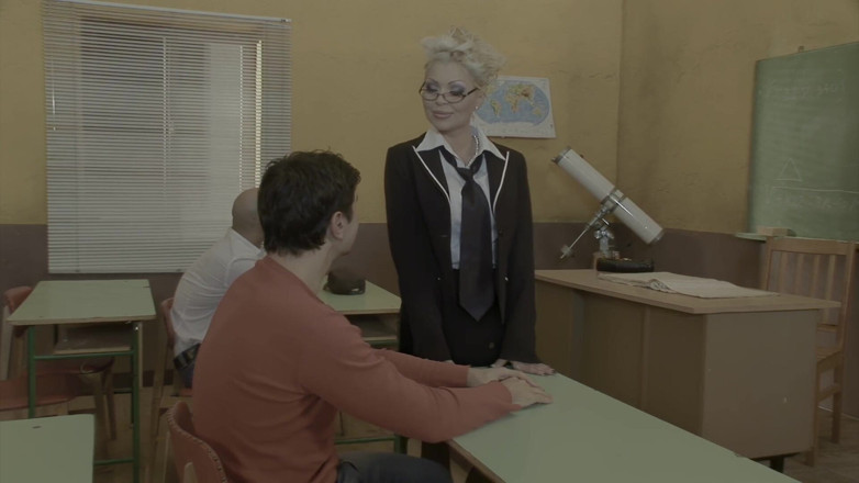 pornitaliangraffiti: Profesorul își răsplătește elevii de la birou