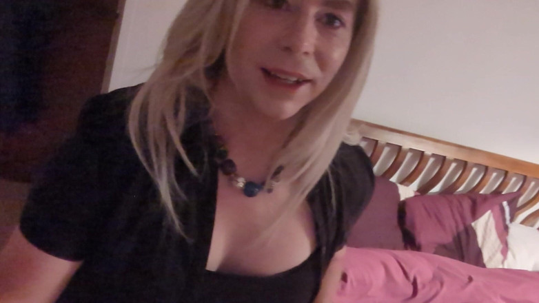 NikkiGee: 침대 앞에서 긴장을 풀고, 스타킹, 짧은 치마와 하이힐을 신어!